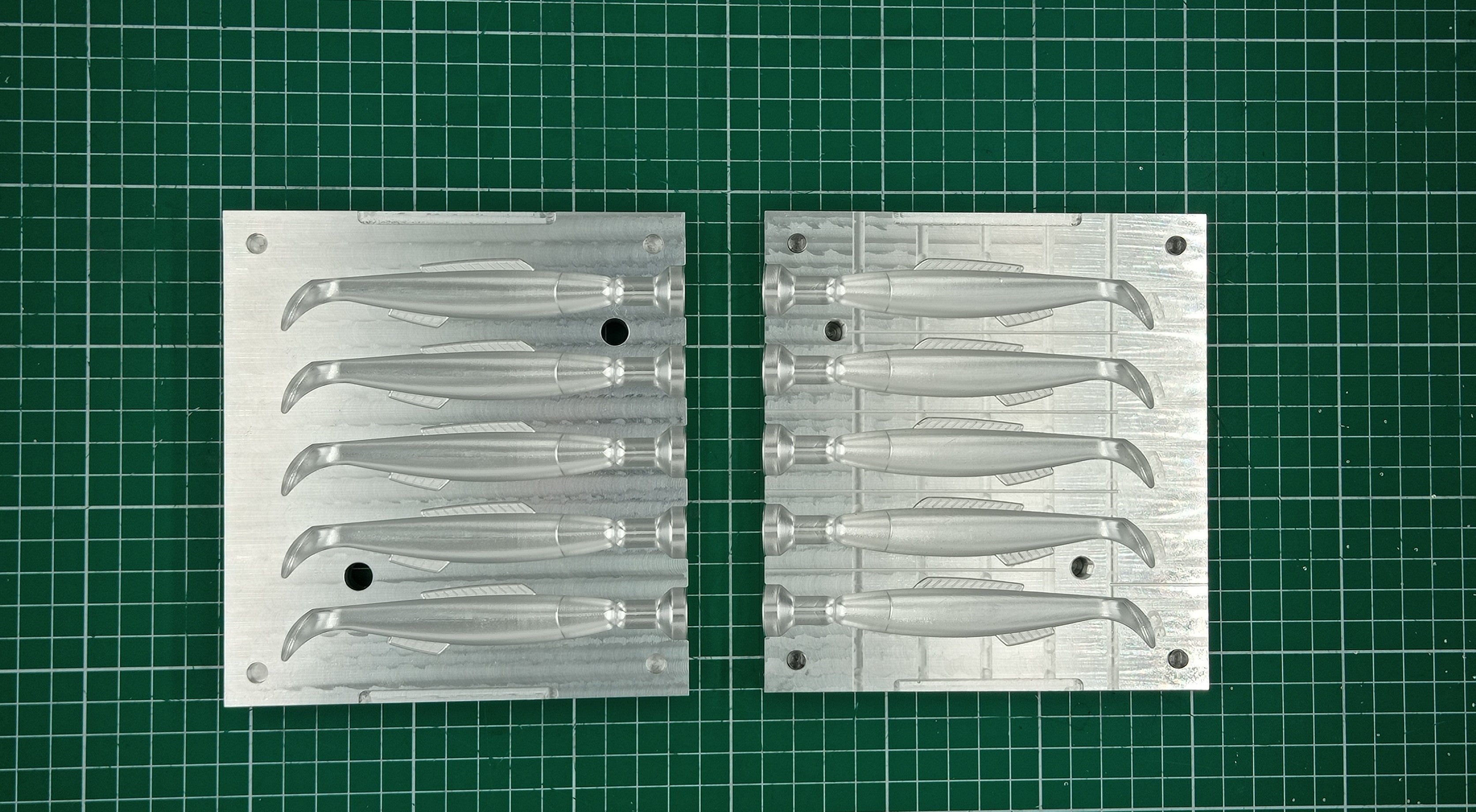 CNC machined aluminum mold for 4" cocahoe shad production