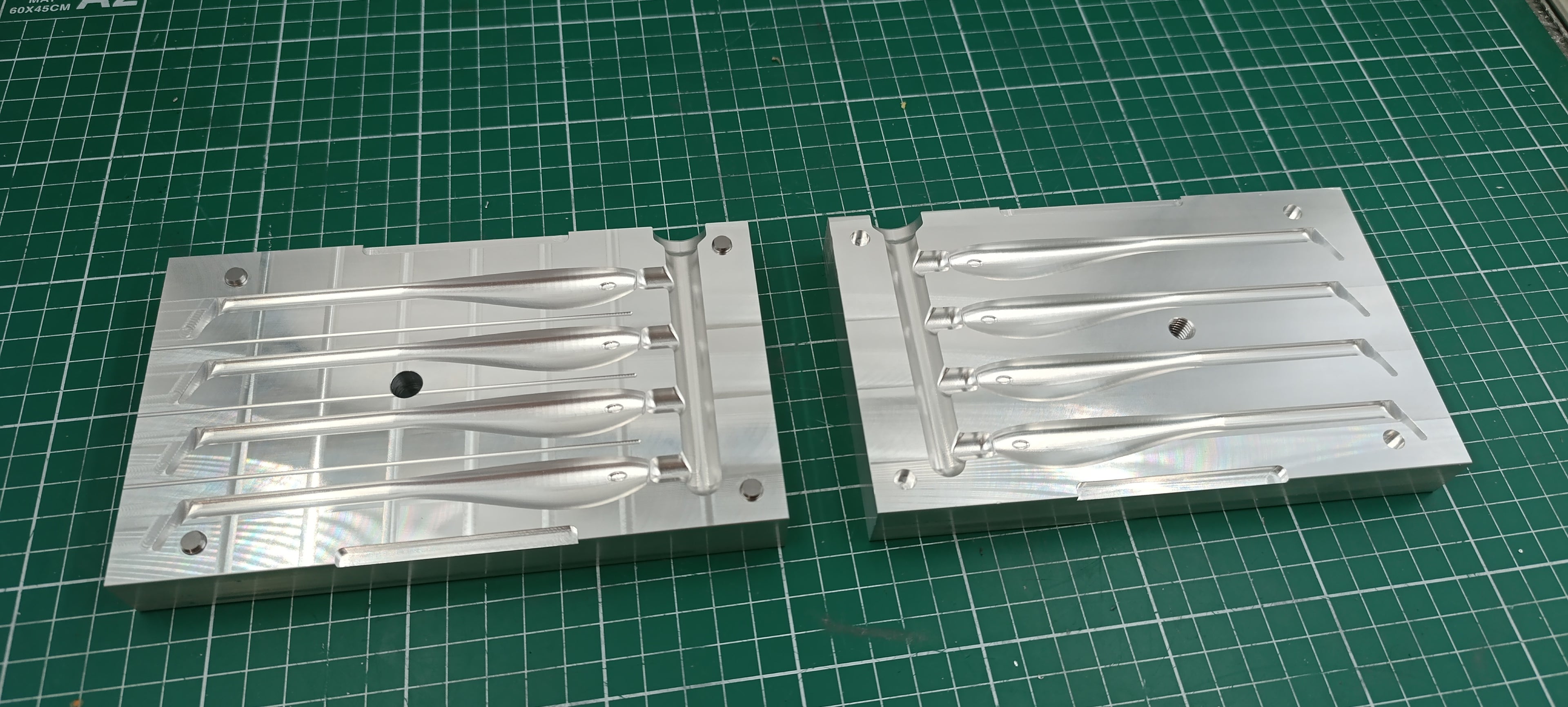 Four cavity CNC machined aluminum mold for 5" twitching shad lure production
