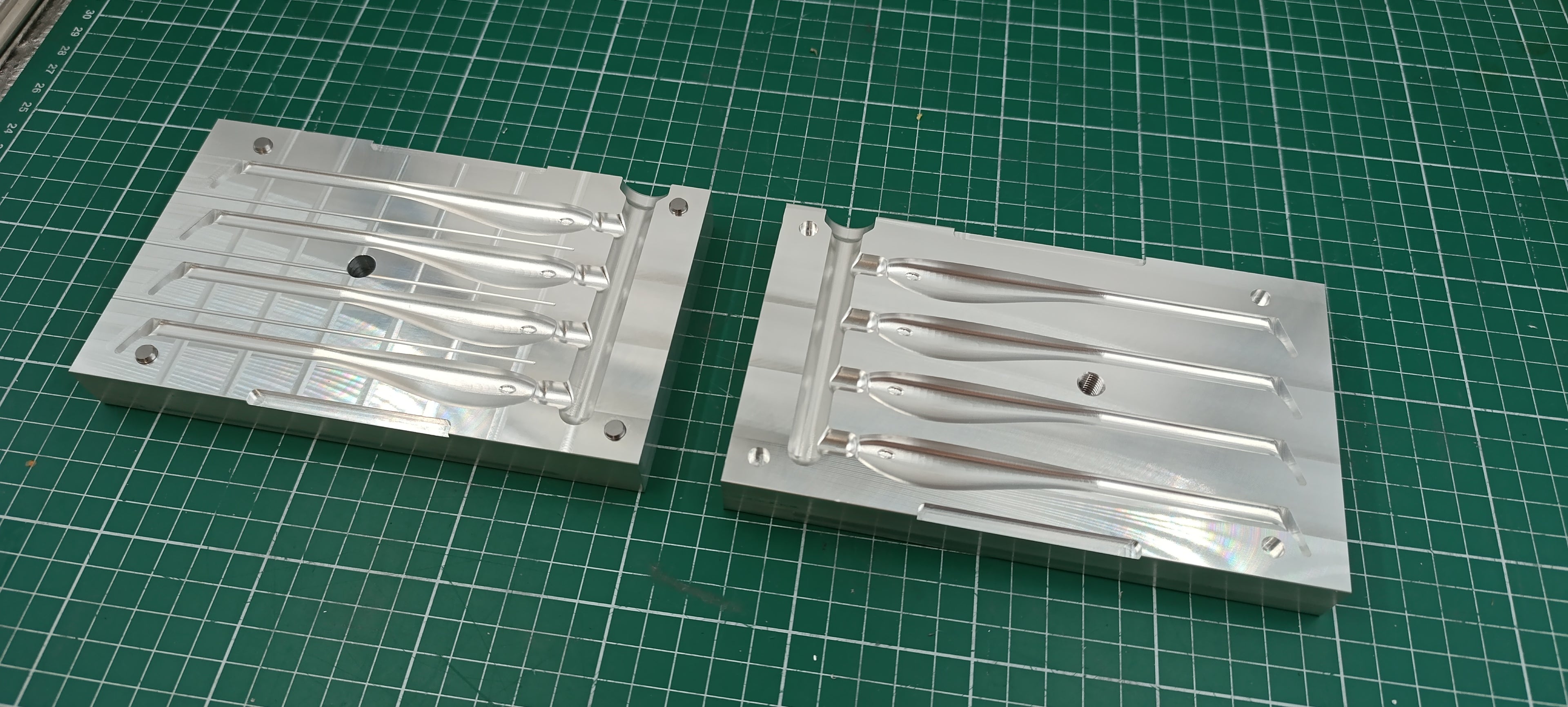 Four cavity CNC machined aluminum mold for 5" twitching shad lure production