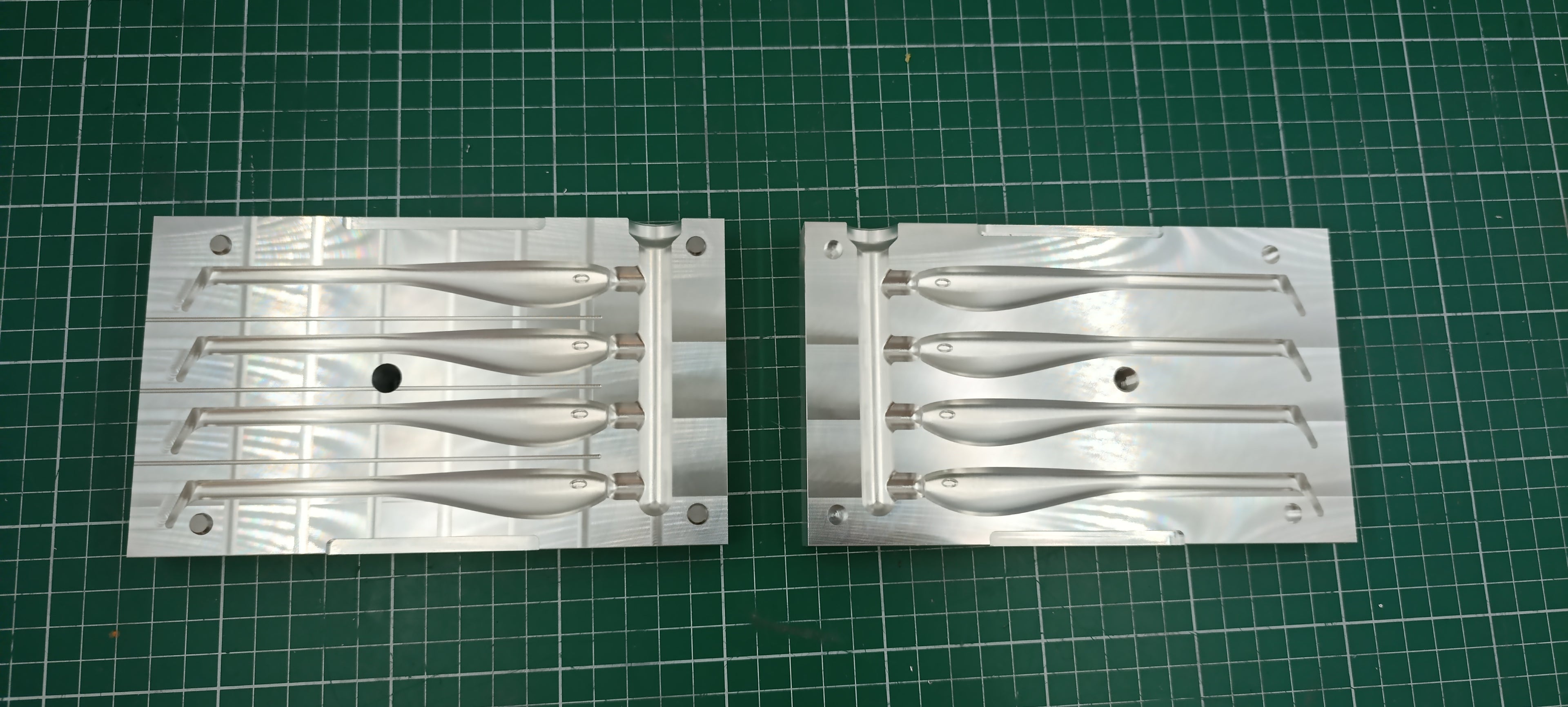 Four cavity CNC machined aluminum mold for 5" twitching shad lure production