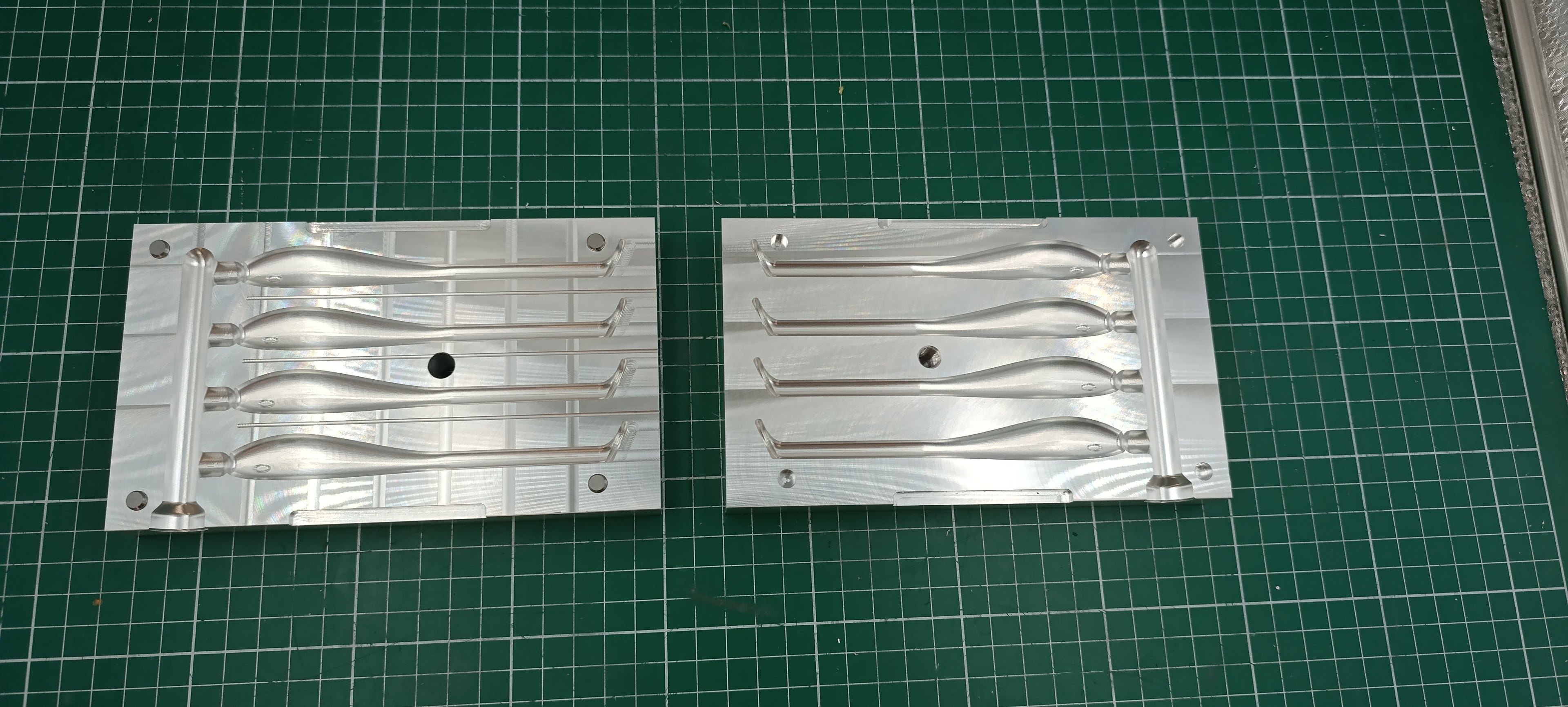 Four cavity CNC machined aluminum mold for 5" twitching shad lure production