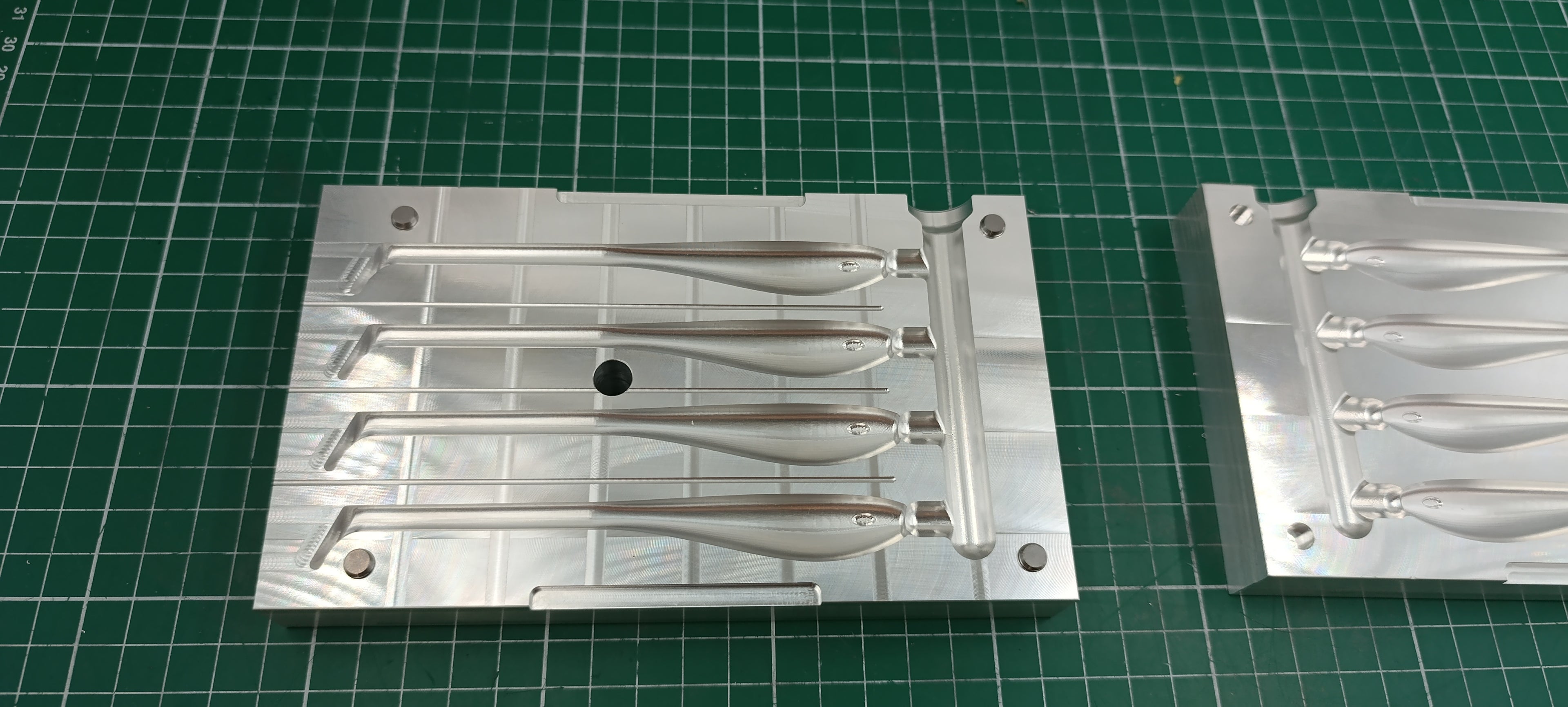 Four cavity CNC machined aluminum mold for 5" twitching shad lure production