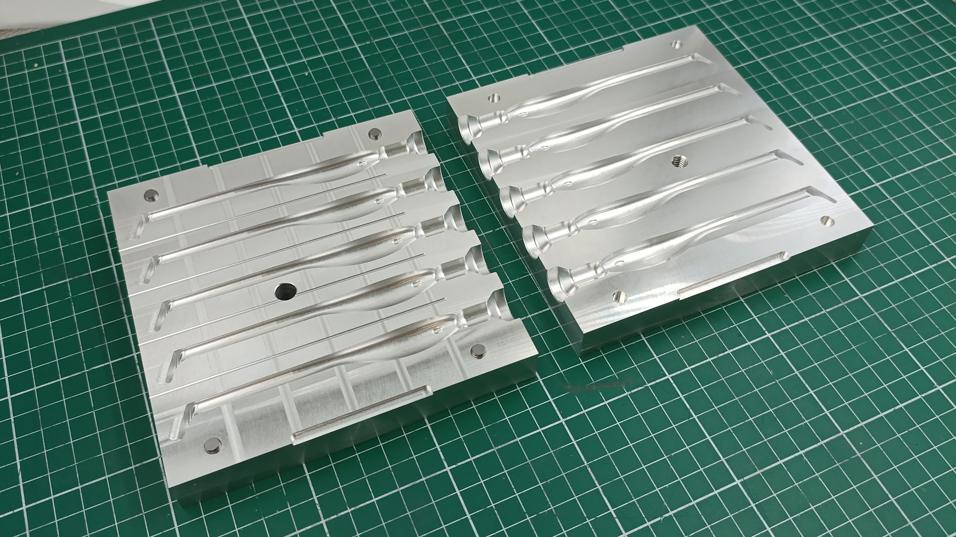 Five cavity CNC machined aluminum mold for 4.5" twitching shad lure production