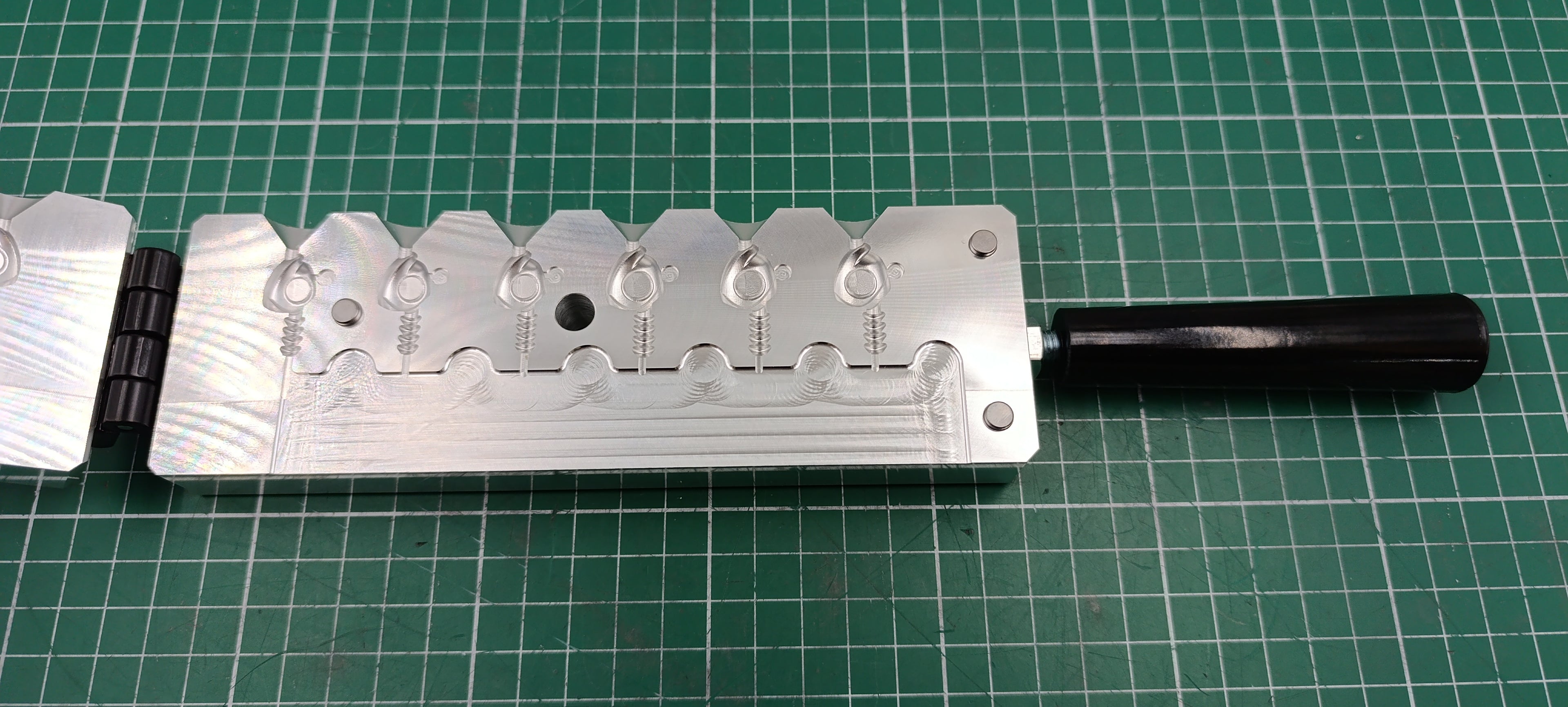 CNC machined swimbait jig head aluminum fishing mold with weights 3/8oz and 1/2oz