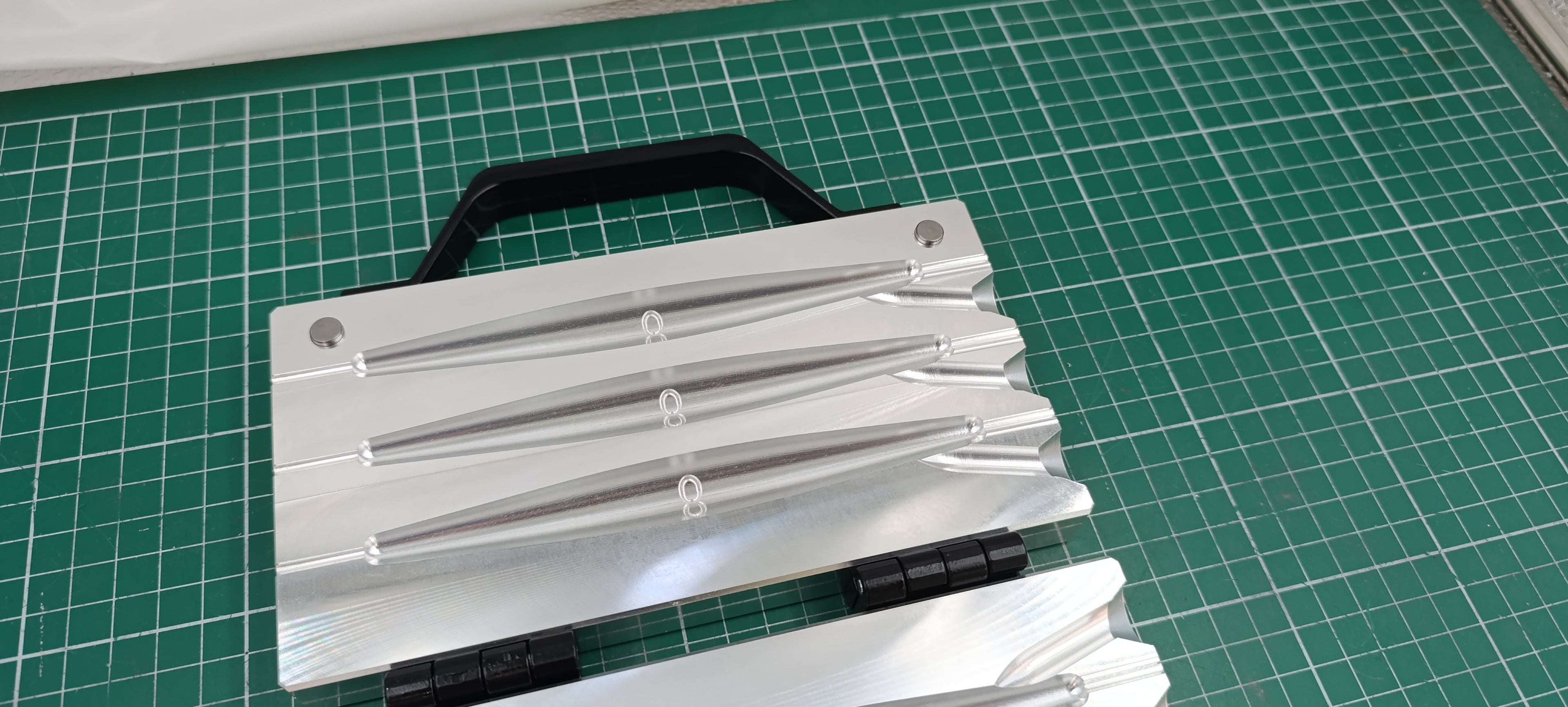 CNC machined aluminum three cavity 8oz Trolling sinker fishing mold