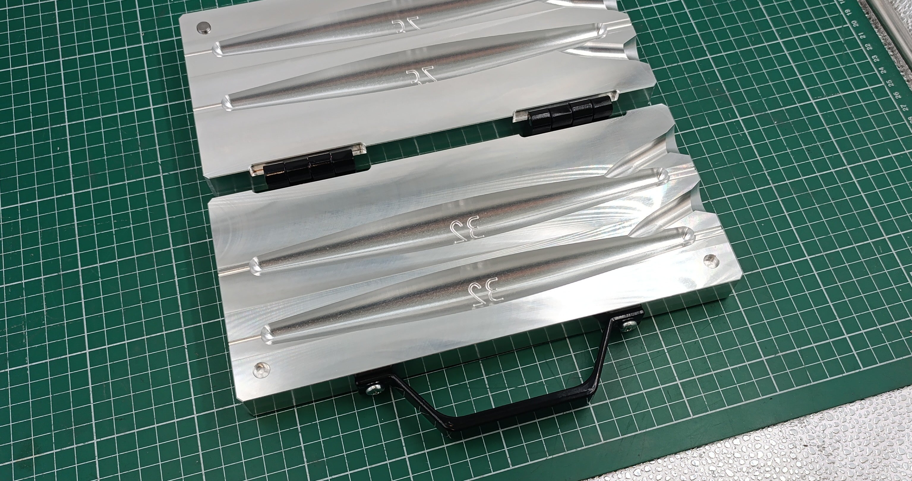 CNC machined 2 cavity 32oz Trolling sinker aluminum fishing mold