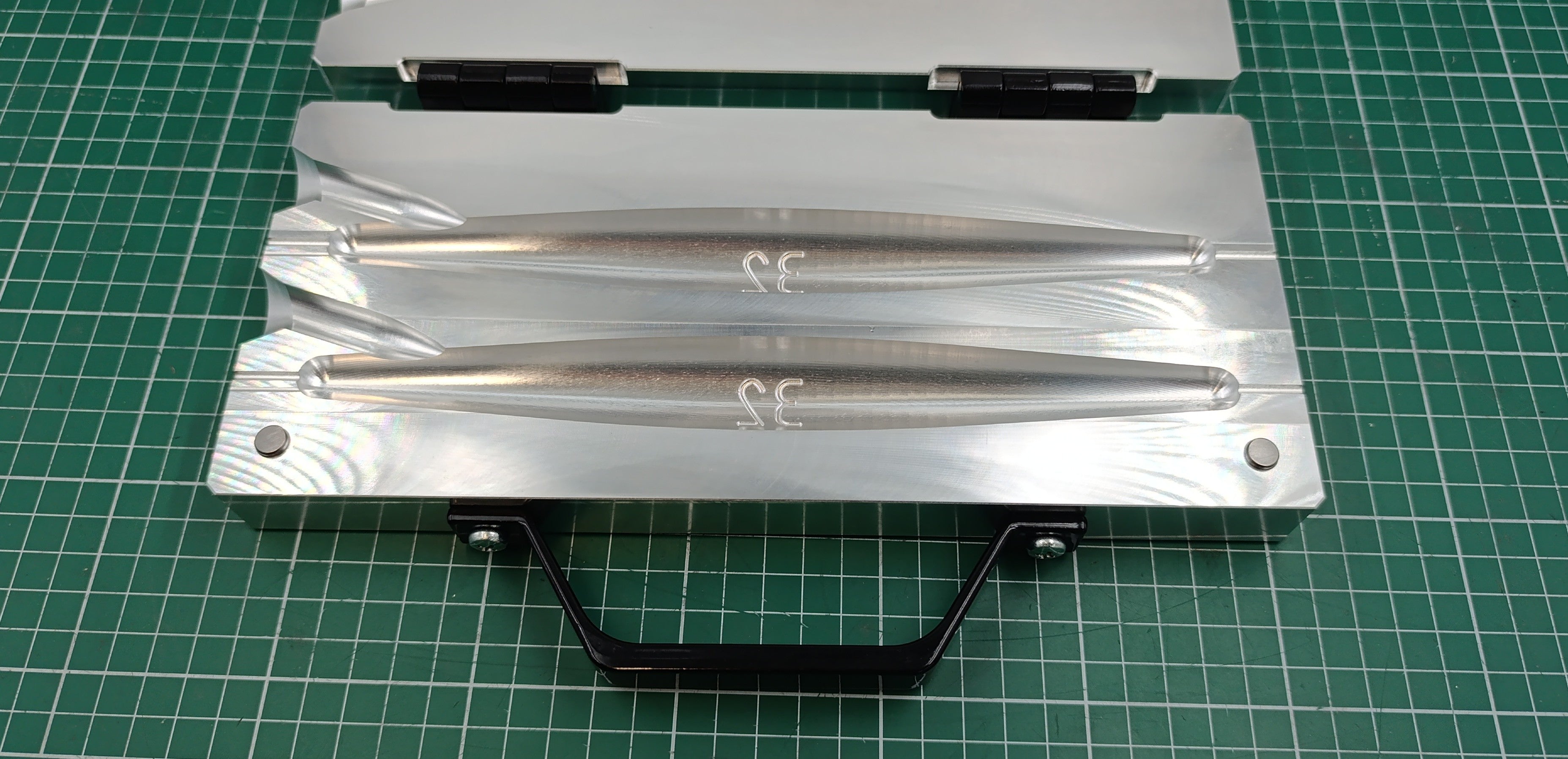CNC machined 2 cavity 32oz Trolling sinker aluminum fishing mold