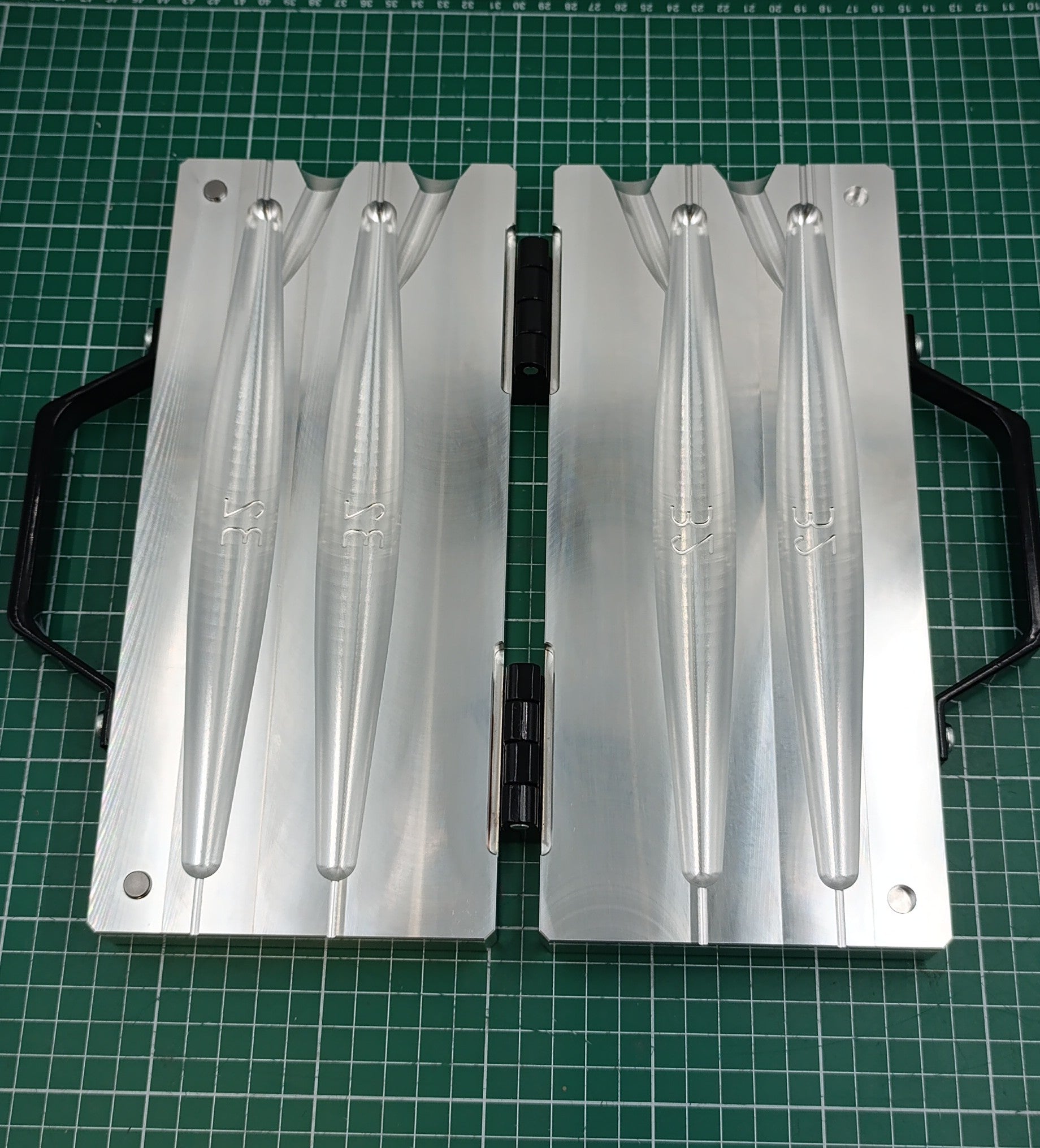 CNC machined 2 cavity 32oz Trolling sinker aluminum fishing mold